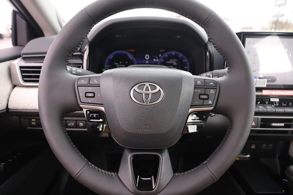 Toyota Camry Vehicle Full-screen Gallery Image 11