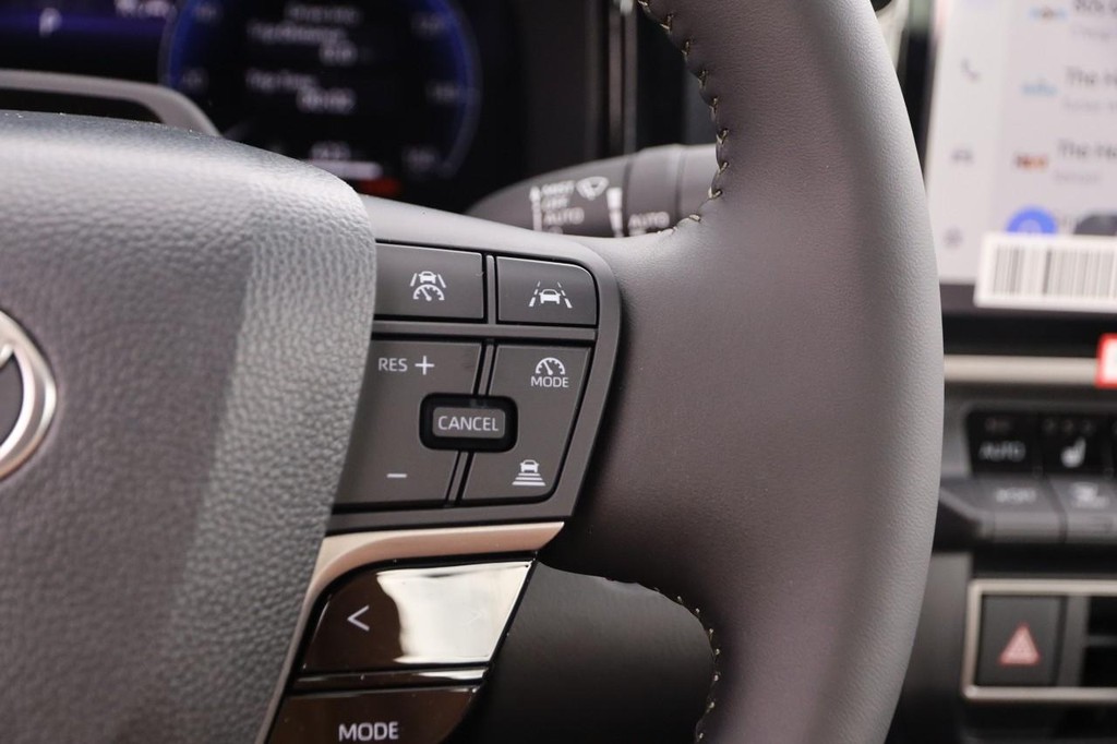 Toyota Camry Vehicle Full-screen Gallery Image 13