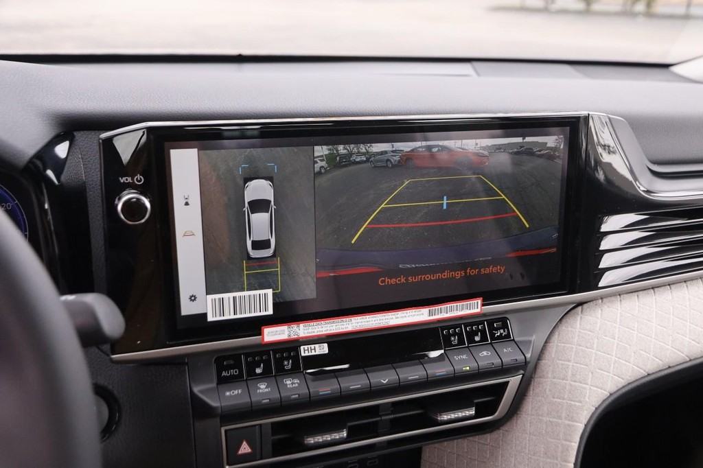 Toyota Camry Vehicle Full-screen Gallery Image 17