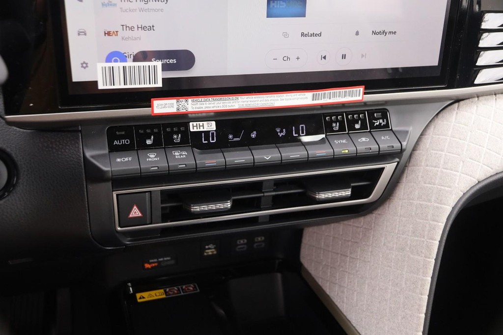 Toyota Camry Vehicle Full-screen Gallery Image 18
