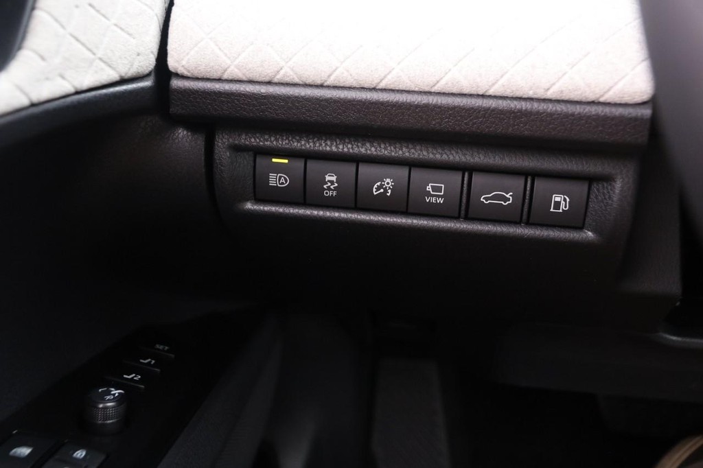 Toyota Camry Vehicle Full-screen Gallery Image 20