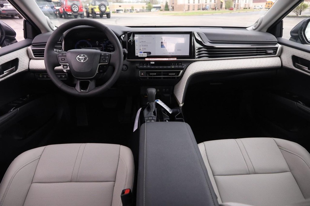 Toyota Camry Vehicle Full-screen Gallery Image 21