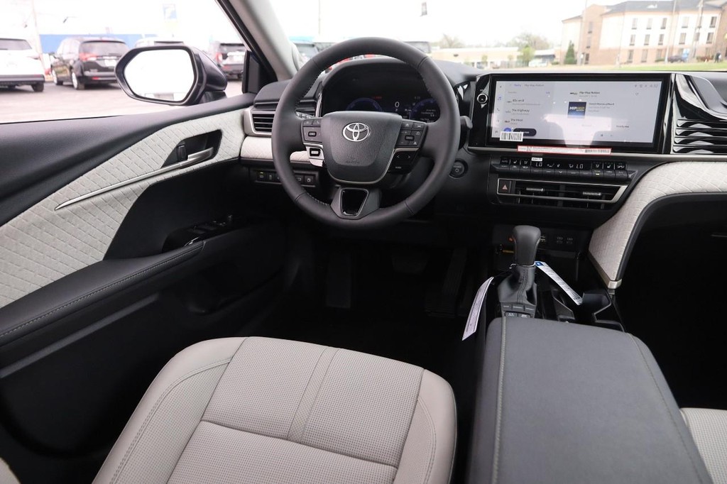 Toyota Camry Vehicle Full-screen Gallery Image 22
