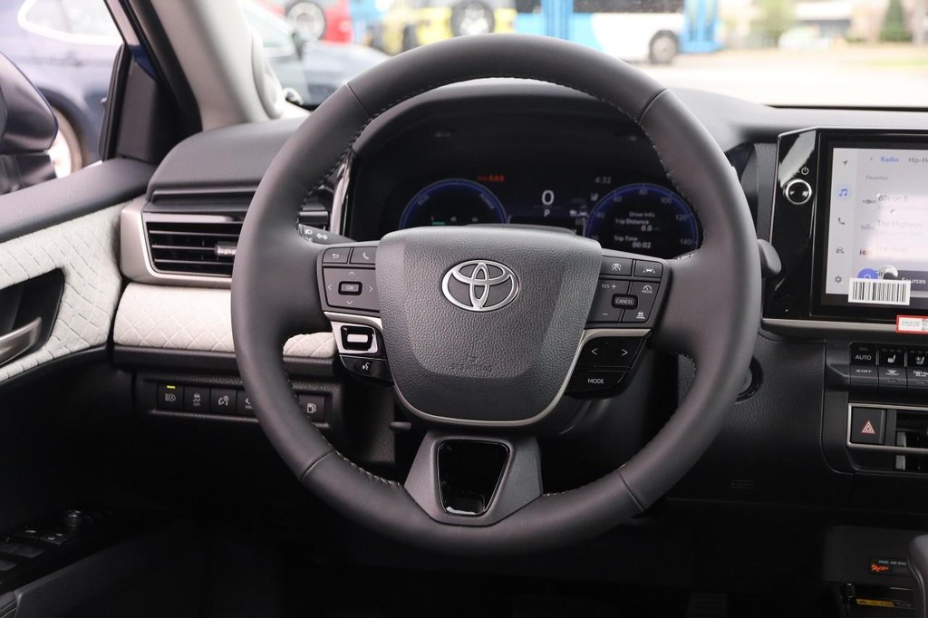Toyota Camry Vehicle Full-screen Gallery Image 23