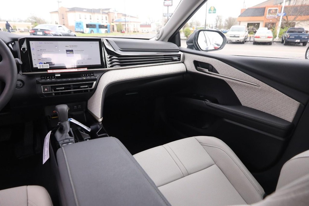 Toyota Camry Vehicle Full-screen Gallery Image 25