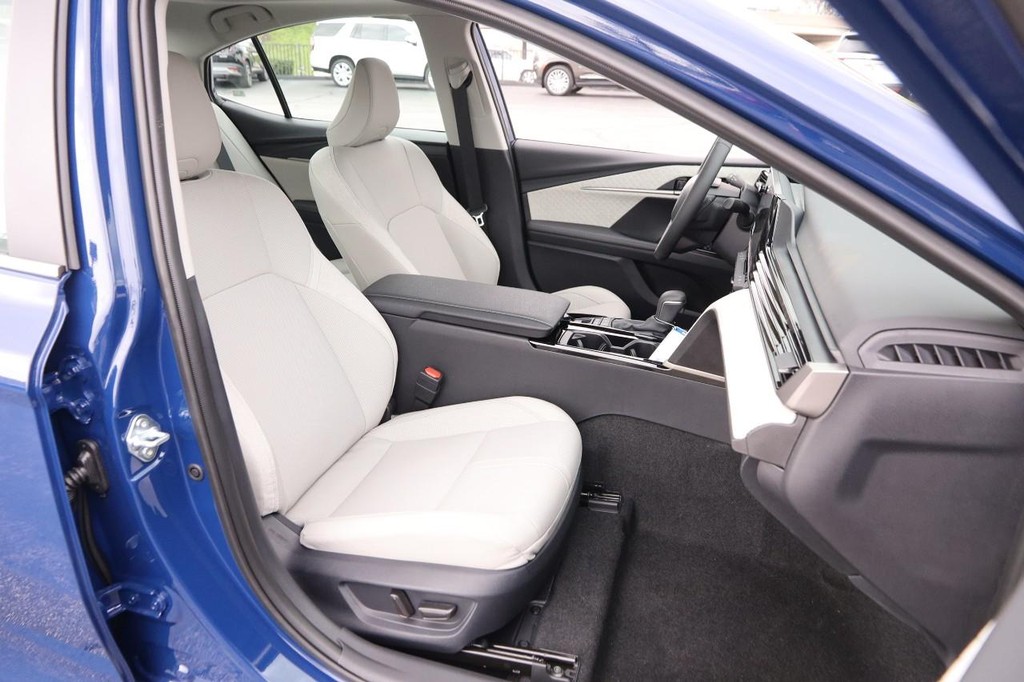 Toyota Camry Vehicle Full-screen Gallery Image 26