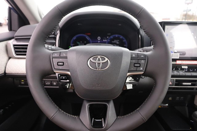 Toyota Camry Vehicle Image 11
