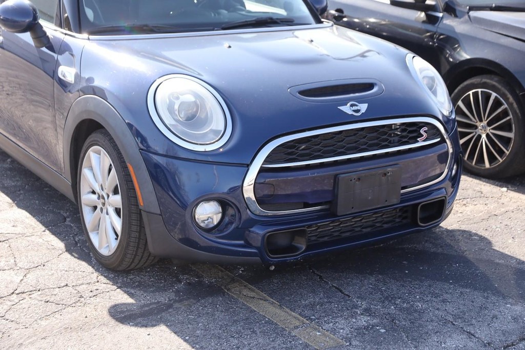MINI Cooper Hardtop 4 Door Vehicle Full-screen Gallery Image 02