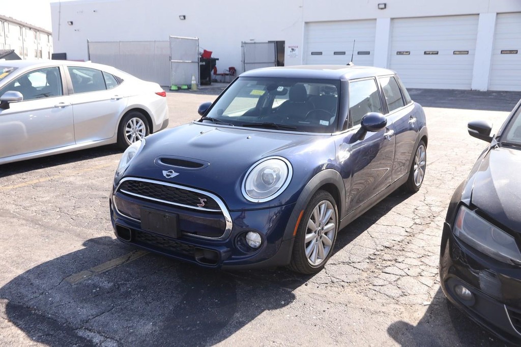 MINI Cooper Hardtop 4 Door Vehicle Full-screen Gallery Image 04