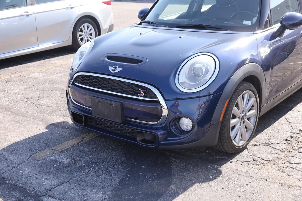 MINI Cooper Hardtop 4 Door Vehicle Full-screen Gallery Image 05