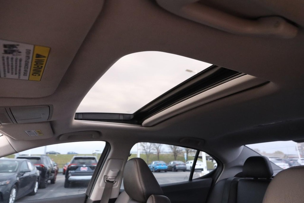 Acura TLX Vehicle Full-screen Gallery Image 08