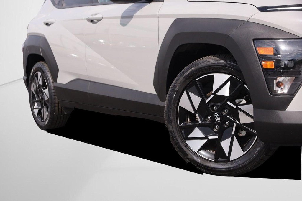 Hyundai Kona Vehicle Full-screen Gallery Image 3