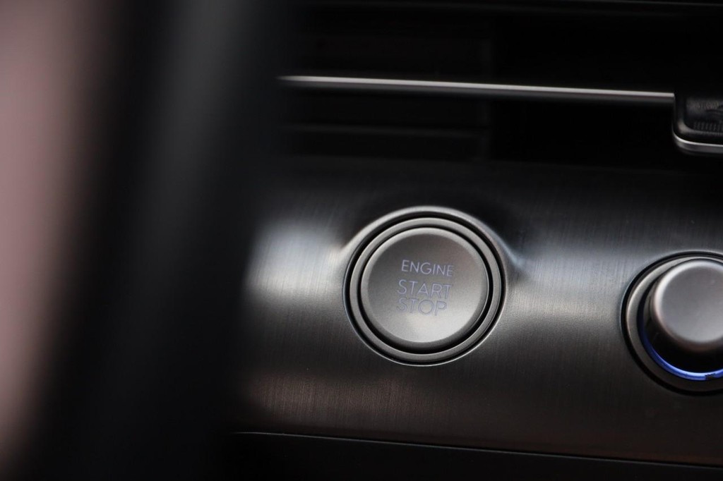 Hyundai Kona Vehicle Full-screen Gallery Image 14