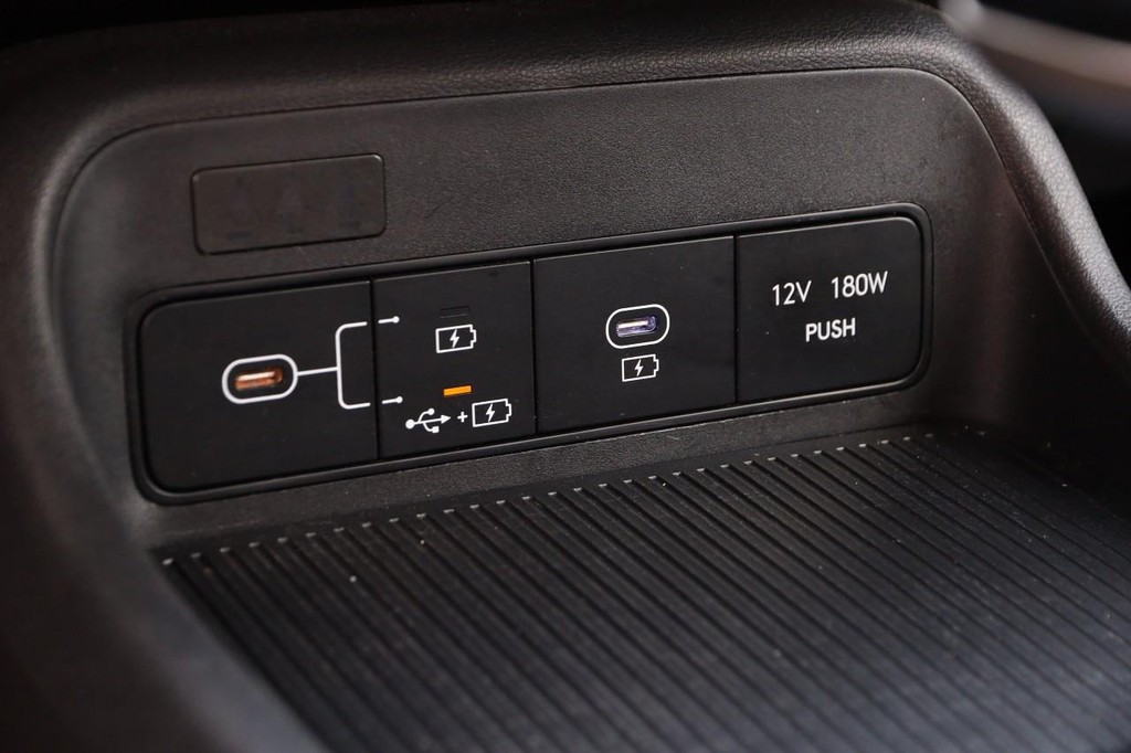 Hyundai Kona Vehicle Full-screen Gallery Image 19