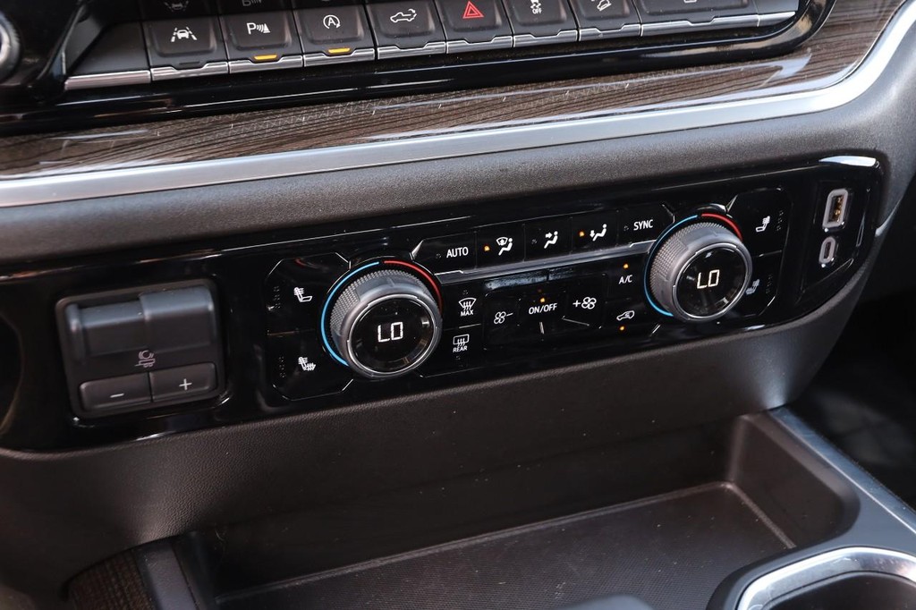 Chevrolet Silverado 1500 Vehicle Full-screen Gallery Image 18