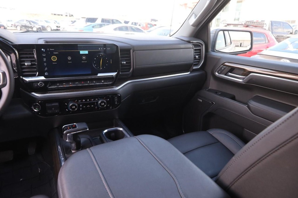 Chevrolet Silverado 1500 Vehicle Full-screen Gallery Image 24