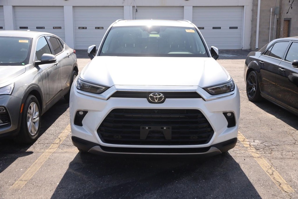 Toyota Grand Highlander Vehicle Full-screen Gallery Image 3