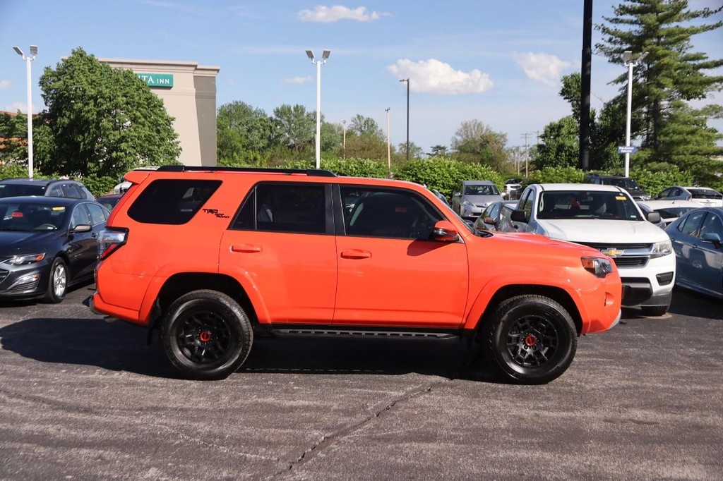 Toyota 4Runner Vehicle Full-screen Gallery Image 5