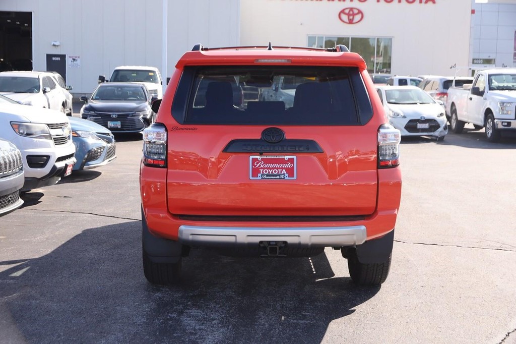 Toyota 4Runner Vehicle Full-screen Gallery Image 6