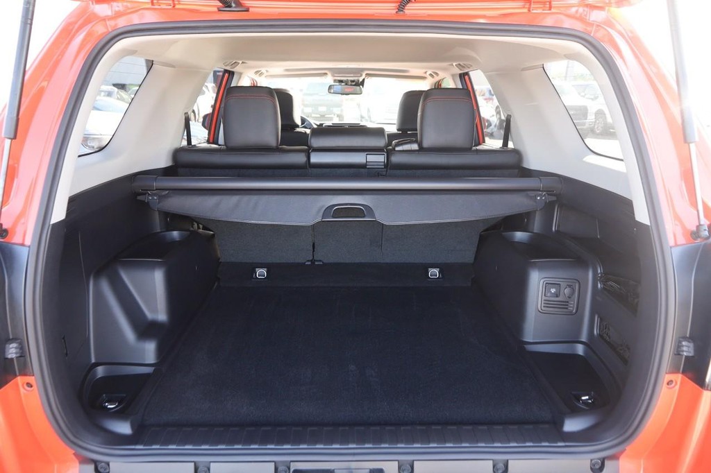 Toyota 4Runner Vehicle Full-screen Gallery Image 7