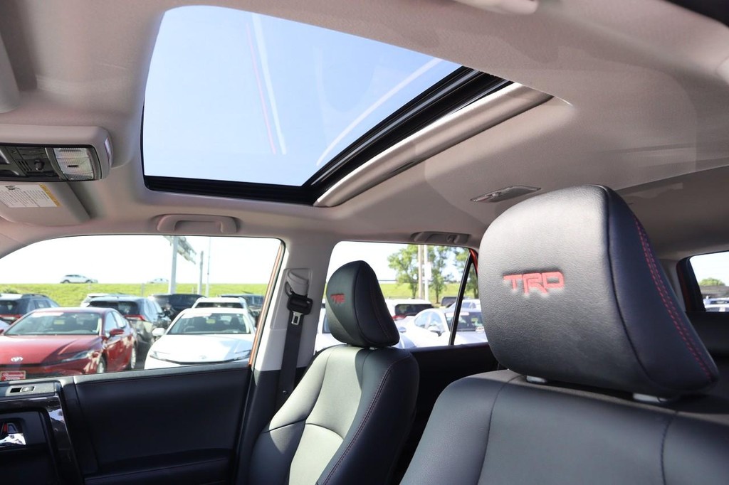 Toyota 4Runner Vehicle Full-screen Gallery Image 8