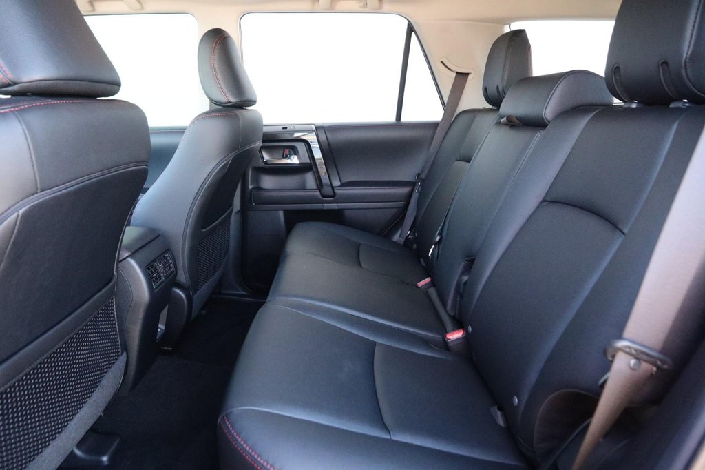 Toyota 4Runner Vehicle Full-screen Gallery Image 10