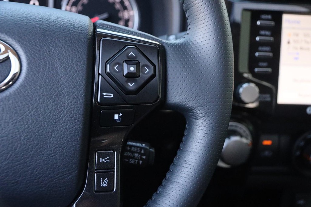 Toyota 4Runner Vehicle Full-screen Gallery Image 13