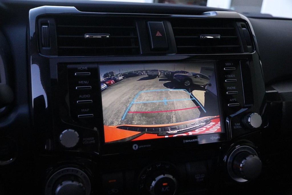 Toyota 4Runner Vehicle Full-screen Gallery Image 18