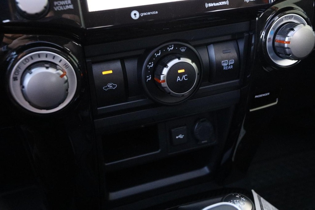 Toyota 4Runner Vehicle Full-screen Gallery Image 19