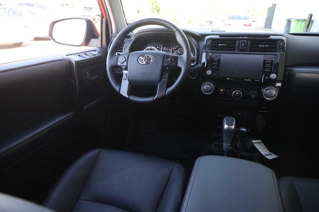 Toyota 4Runner Vehicle Full-screen Gallery Image 24