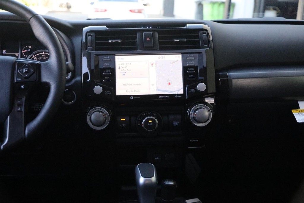 Toyota 4Runner Vehicle Full-screen Gallery Image 26