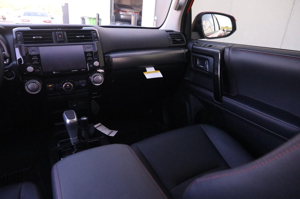 Toyota 4Runner Vehicle Full-screen Gallery Image 27