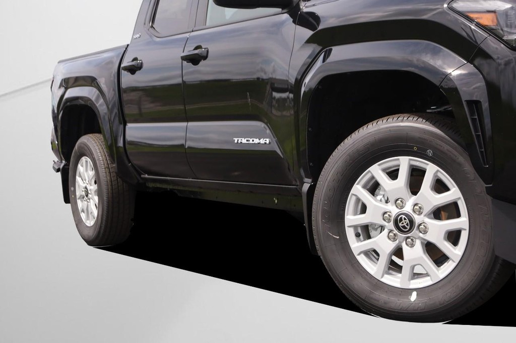 Toyota Tacoma 4WD Vehicle Full-screen Gallery Image 3