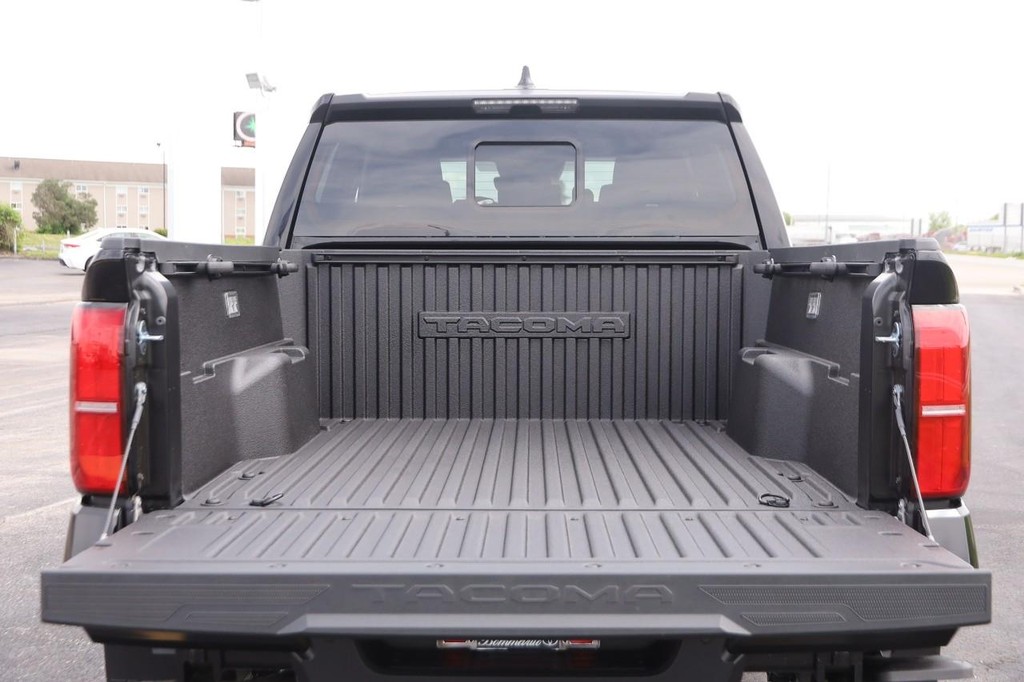 Toyota Tacoma 4WD Vehicle Full-screen Gallery Image 7