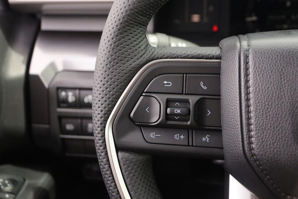 Toyota Tacoma 4WD Vehicle Full-screen Gallery Image 11