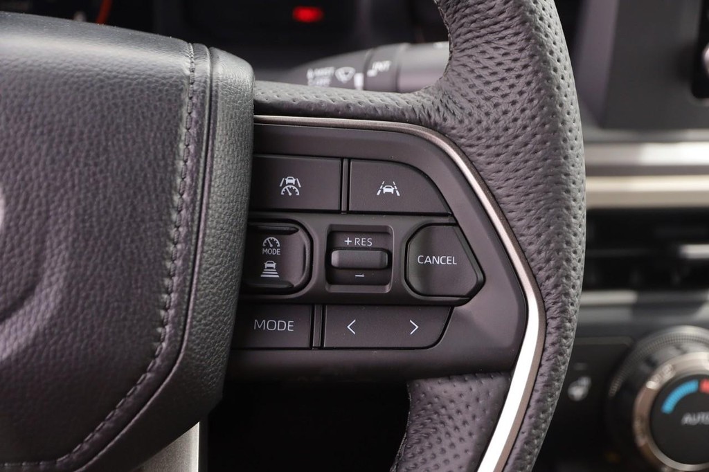 Toyota Tacoma 4WD Vehicle Full-screen Gallery Image 12