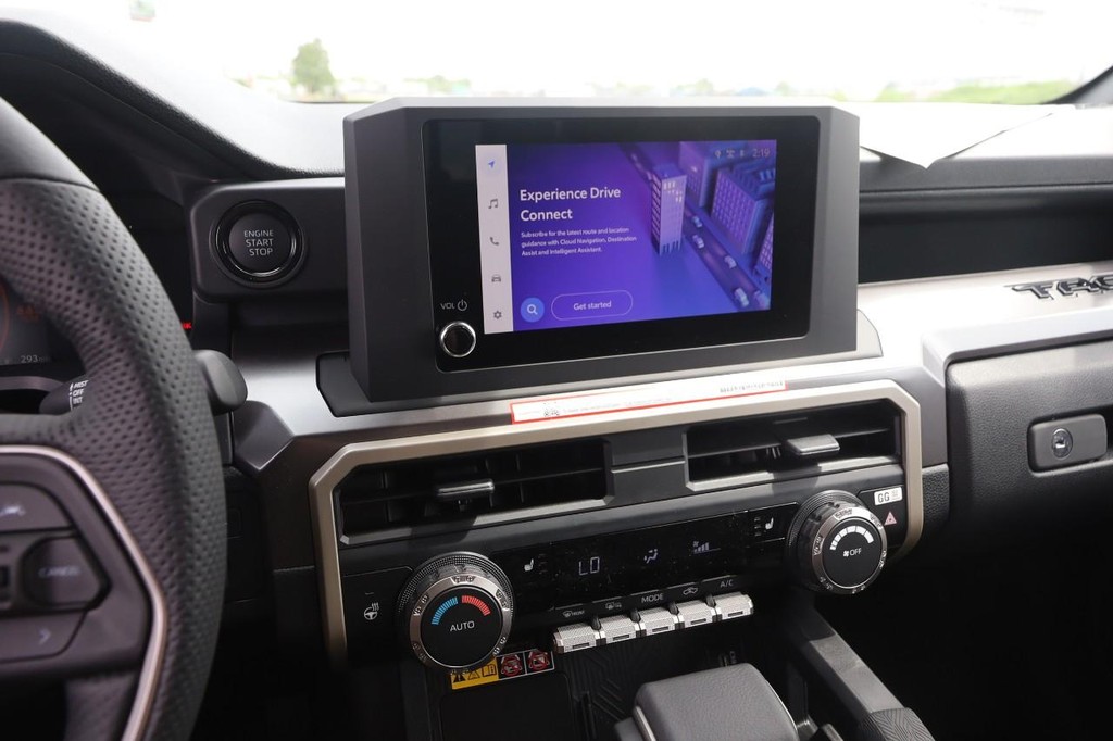 Toyota Tacoma 4WD Vehicle Full-screen Gallery Image 14