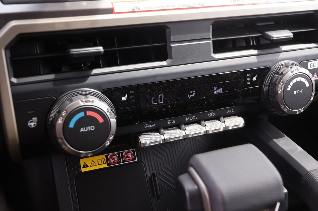 Toyota Tacoma 4WD Vehicle Full-screen Gallery Image 17