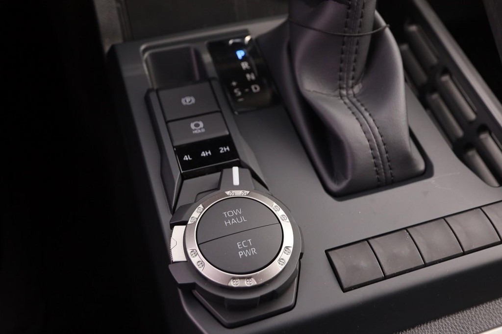 Toyota Tacoma 4WD Vehicle Full-screen Gallery Image 18