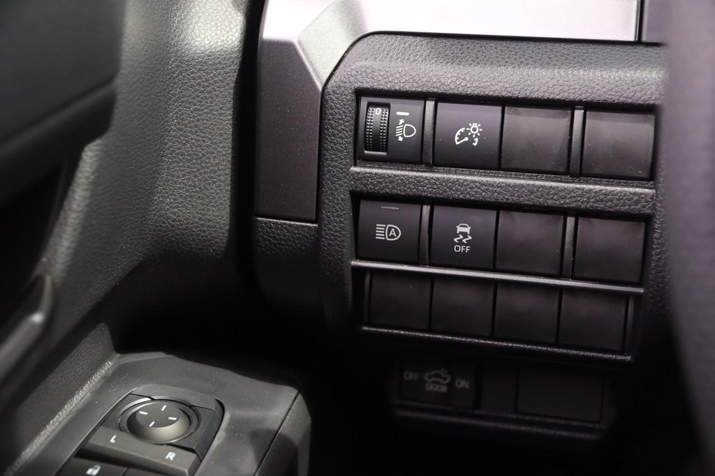 Toyota Tacoma 4WD Vehicle Full-screen Gallery Image 19