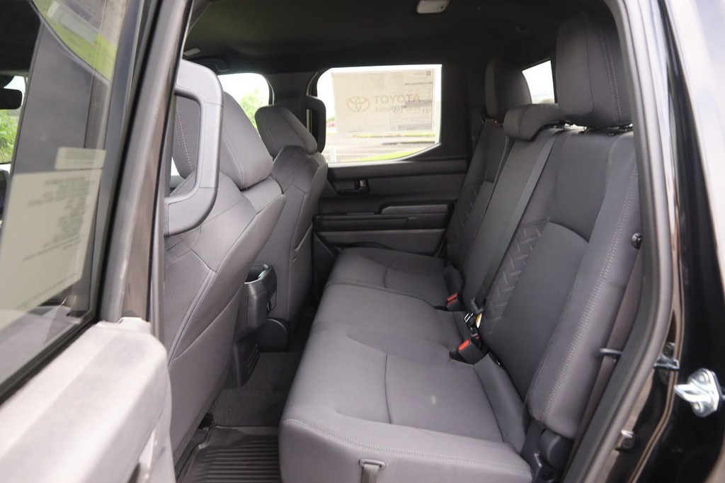 Toyota Tacoma 4WD Vehicle Full-screen Gallery Image 21