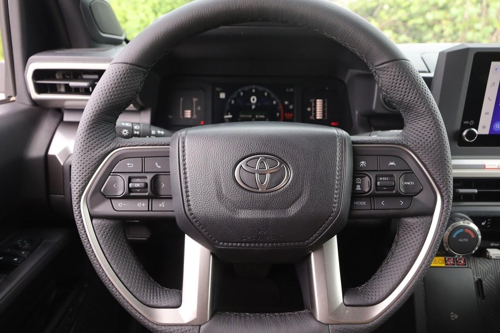 Toyota Tacoma 4WD Vehicle Full-screen Gallery Image 22
