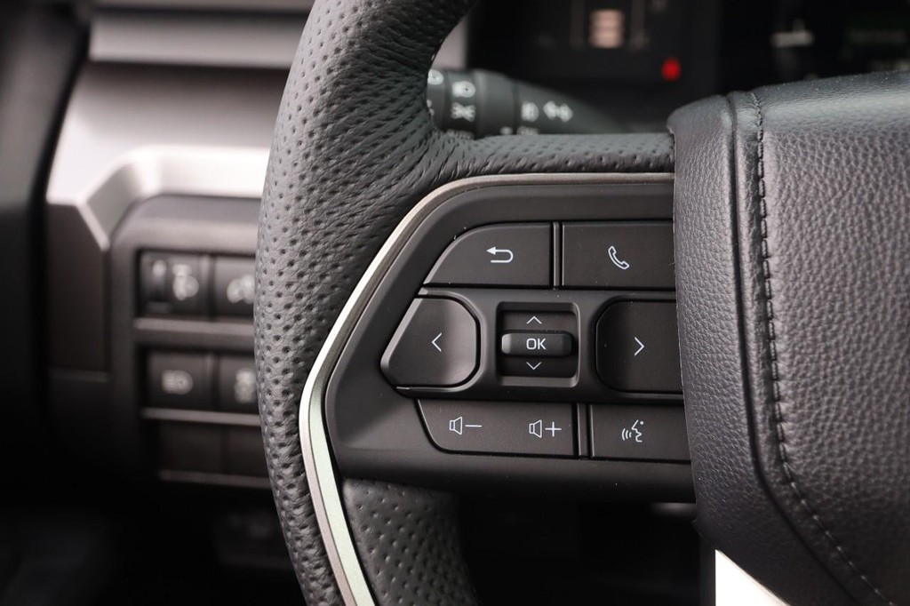 Toyota Tacoma 4WD Vehicle Full-screen Gallery Image 23