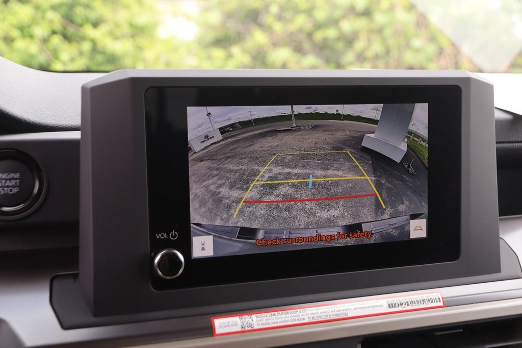 Toyota Tacoma 4WD Vehicle Full-screen Gallery Image 28