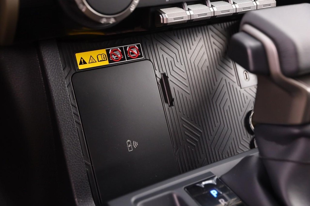 Toyota Tacoma 4WD Vehicle Full-screen Gallery Image 30