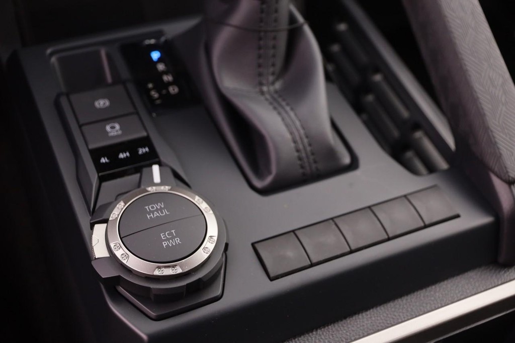 Toyota Tacoma 4WD Vehicle Full-screen Gallery Image 31