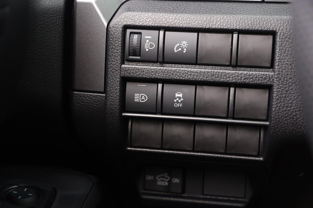 Toyota Tacoma 4WD Vehicle Full-screen Gallery Image 33
