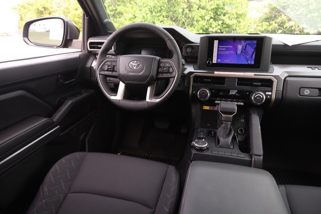Toyota Tacoma 4WD Vehicle Full-screen Gallery Image 35