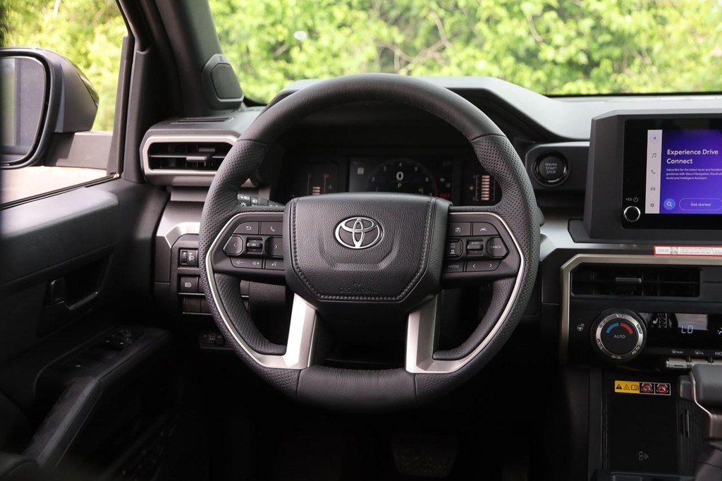Toyota Tacoma 4WD Vehicle Full-screen Gallery Image 36