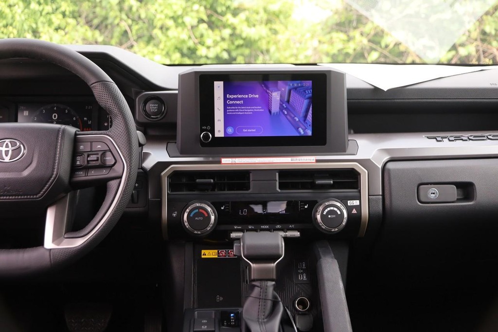 Toyota Tacoma 4WD Vehicle Full-screen Gallery Image 37